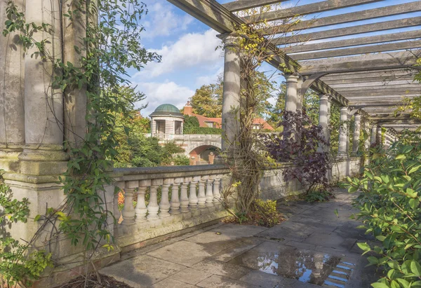 Pergola w jesiennym parku — Zdjęcie stockowe