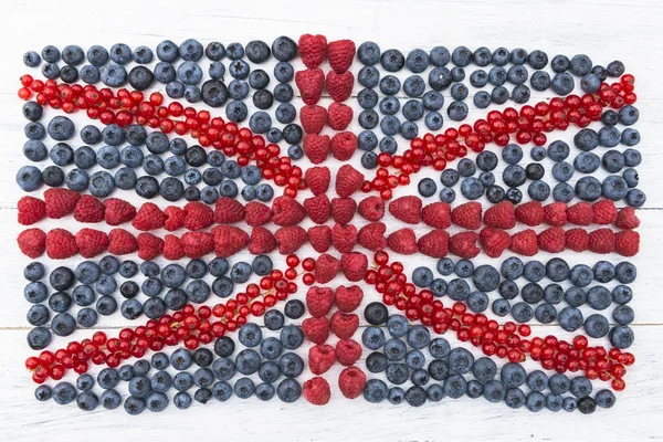 Fruta de verano arreglada en una bandera británica —  Fotos de Stock