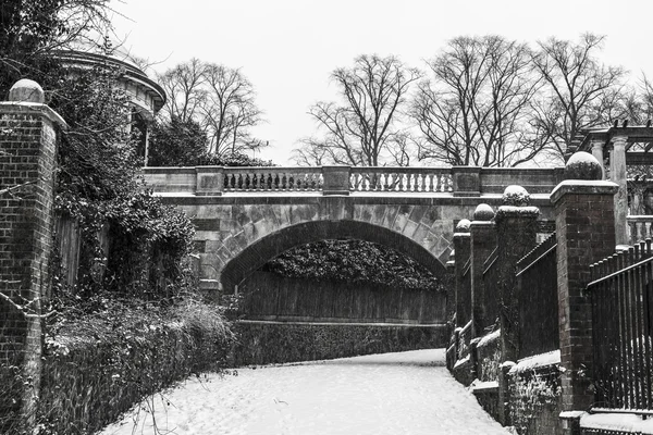 Estrada de inverno coberta de neve — Fotografia de Stock