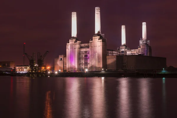 Battersea güç istasyonu gece, Londra, İngiltere — Stok fotoğraf