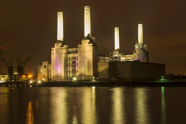 Battersea güç istasyonu gece, Londra, İngiltere — Stok fotoğraf