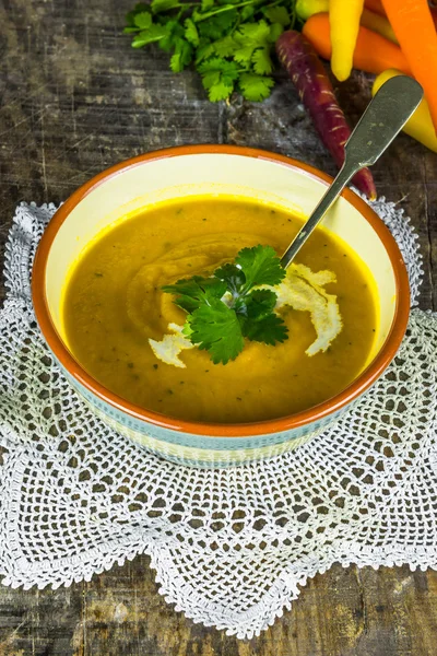 Sopa picada de cenoura e coentro — Fotografia de Stock