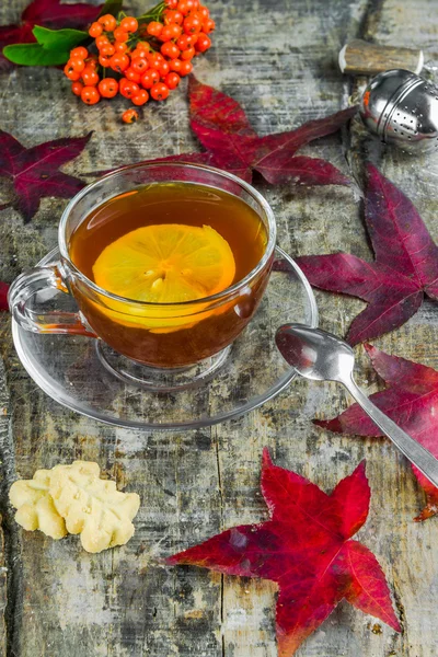 Una taza de té con limón —  Fotos de Stock