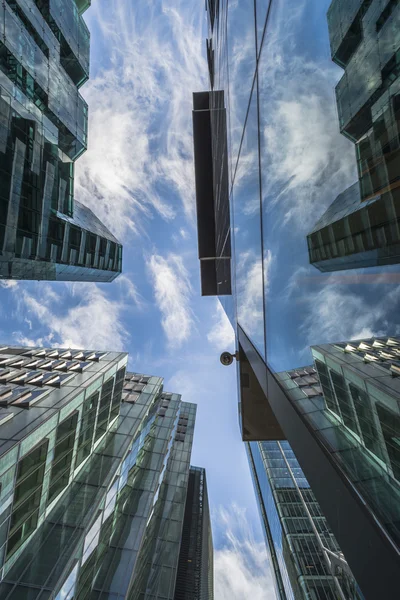 Arranha-céus modernos na cidade de Londres - vista para cima — Fotografia de Stock