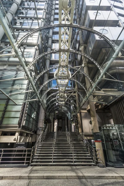 Ingången till Lloyd byggnad i City of London — Stockfoto