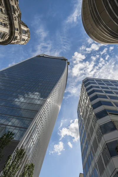 Arranha-céus modernos na cidade de Londres - vista para cima — Fotografia de Stock