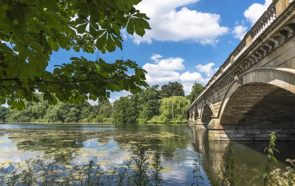 Serpentine göl ve serpantin Köprüsü Hyde Park, Londra, İngiltere — Stok fotoğraf