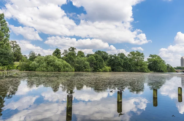 Lago Serpentine em Hyde Park, Londres, Reino Unido — Fotografia de Stock