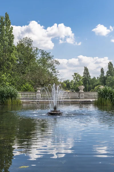 Fountain with flowing water in Hyde Park, London, UK — Stock Photo, Image