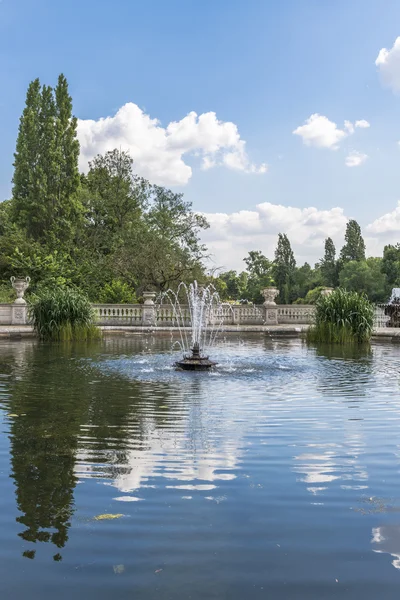 Fountain with flowing water in Hyde Park, London, UK — Stock Photo, Image