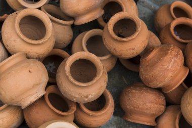 Kil kahverengi pişmiş toprak kaplar