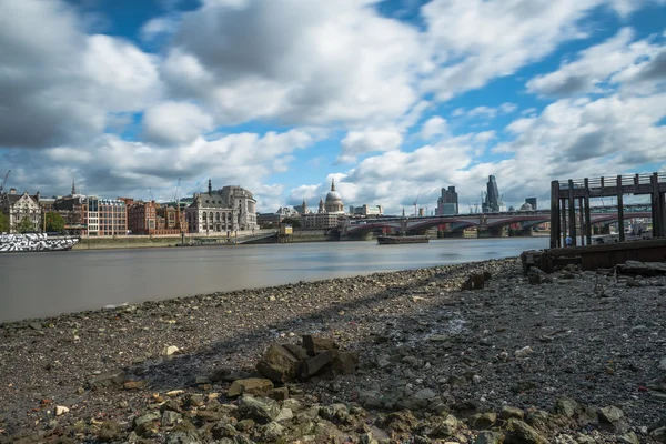 Londons Skyline bei Ebbe auf der Themse — Stockfoto