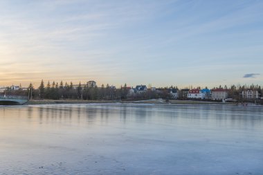 Donmuş göl Tjornin Reykjavik, İzlanda