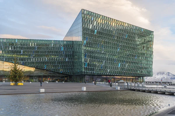 Harpa Concertzaal in Reykjavik haven, IJsland — Stockfoto