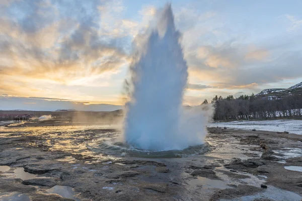 Wybuch gejzera Strokkur w Islandii — Zdjęcie stockowe