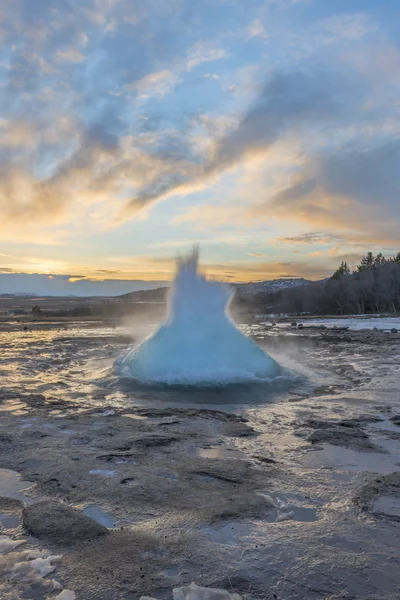İzlanda 'da Strokkur Gayzerinin Patlaması