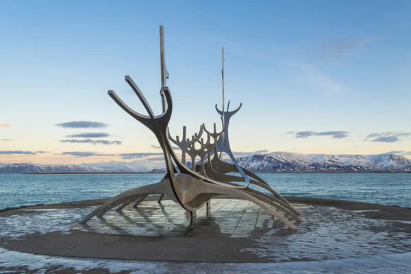 Скульптура Солфара (Sun Voyager) в Рейкьявике, Исландия — стоковое фото