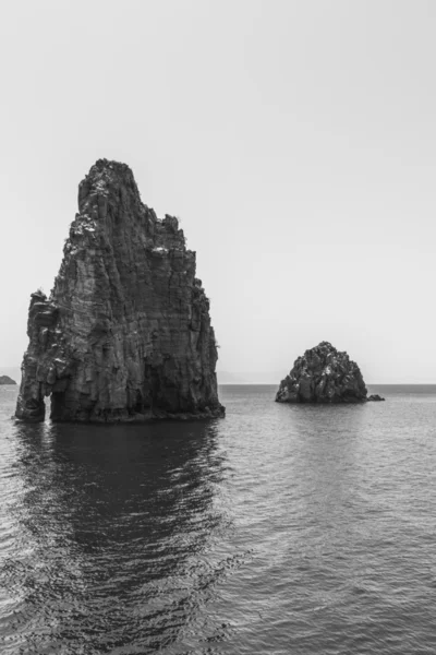 Ostrůvky a faraglioni nedaleko ostrova Vulcano, Tyrhénské moře, Sicílie, Itálie — Stock fotografie