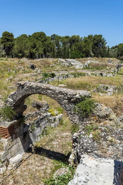 Ruins of ancient Roman amphitheater in Syracuse, Sicily — Stock Photo, Image