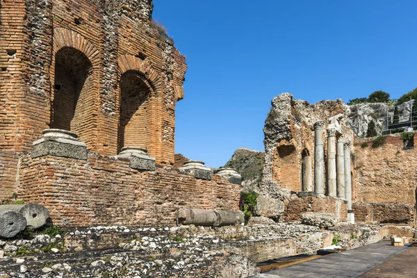 Ruinas del teatro griego - Teatro Greco - en Taormina, Sicilia — Foto de Stock