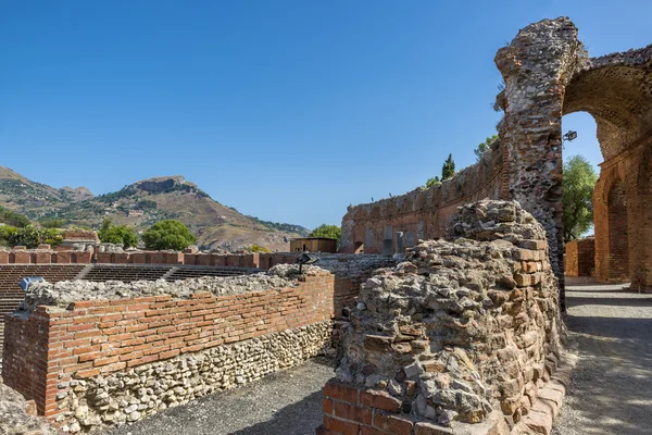 Ruiny teatru greckiego - Teatro Greco - w Taormina, Sycylia — Zdjęcie stockowe