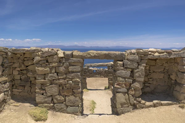 Jezioro Titicaca na wyspie Isla del Sol postrzegane przez kamienne łuki starożytne ruiny Inków — Zdjęcie stockowe