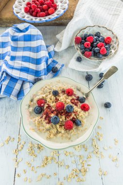 Yulaf lapası taze çilek ile