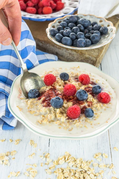 Oatmeal porridge with fresh berries — Stock Photo, Image