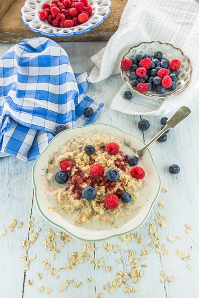 Oatmeal porridge with fresh berries — Stock Photo, Image