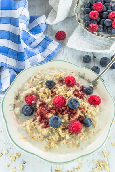 Oatmeal porridge with fresh berries — Stock Photo, Image