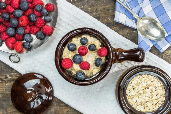 Oatmeal porridge with fresh berries — Stock Photo, Image