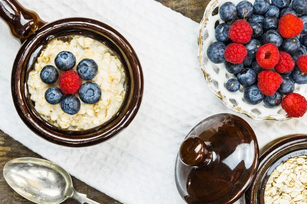 Oatmeal porridge with fresh berries — Stock Photo, Image
