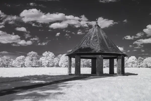 Pergola à Hyde Park, Londres - Paysage infrarouge noir et blanc — Photo