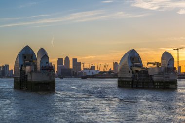 Canary wharf ve alacakaranlıkta, Londra İngiltere Thames bariyer