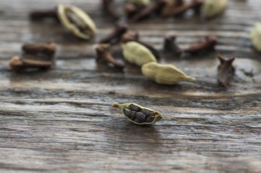 kakule tohumu ve karanfil