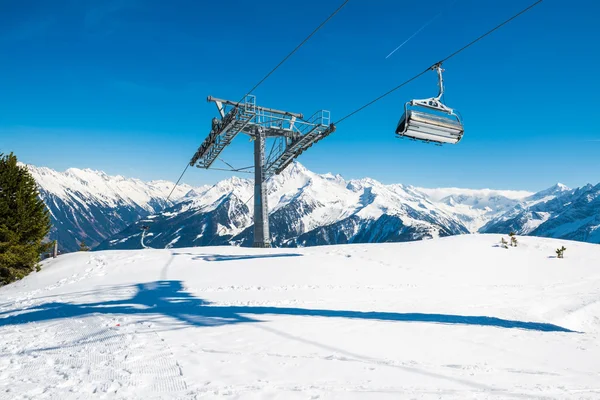 Elevadores de esqui a cabo na estância de esqui austríaca — Fotografia de Stock