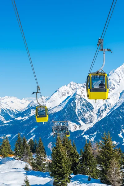 Cable ski lifts in Austrian ski resort — Stockfoto