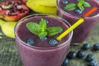 Taze yaban mersini, nar ve muz smoothie