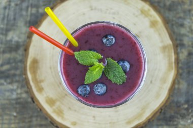 Taze yaban mersini, nar ve muz smoothie