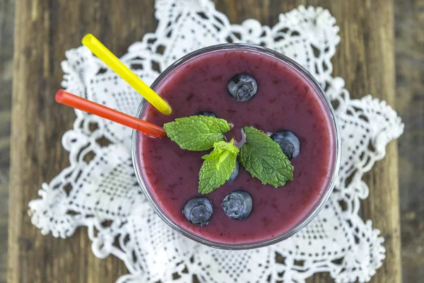 Färska blåbär, granatäpple och banan smoothie — Stockfoto