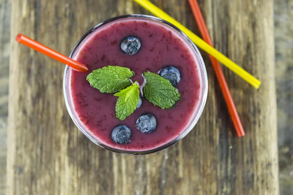 Färska blåbär, granatäpple och banan smoothie — Stockfoto