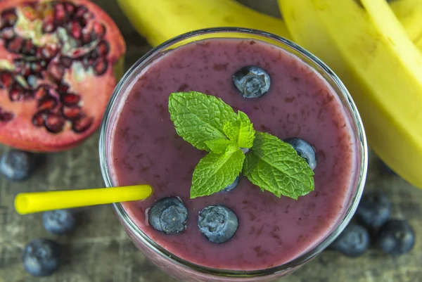 Färska blåbär, granatäpple och banan smoothie — Stockfoto