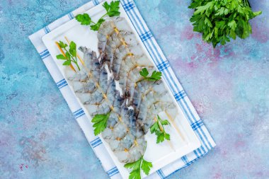 Pişmemiş siyah kaplan karidesleri.