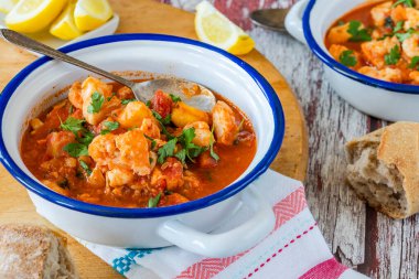 Morina, somon, füme mezgit ve karidesten yapılmış balık güveci.