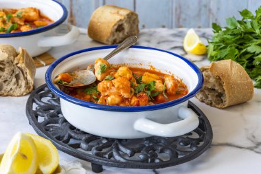 Morina, somon, füme mezgit ve karidesten yapılmış balık güveci.