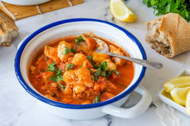 Morina, somon, füme mezgit ve karidesten yapılmış balık güveci.