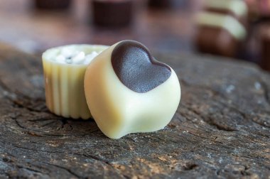 Beyaz çikolatalı pralinler - seçici odaklı yakın plan