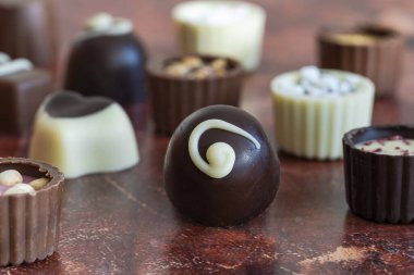 Çikolatalı pralinaların çeşitliliği - seçici odaklı yakın plan