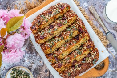 Sağlıklı ev yapımı rulo yulaf, balkabağı ve ayçiçeği tohumlu kahvaltı pastaları.