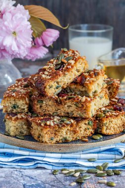 Sağlıklı ev yapımı rulo yulaf, balkabağı ve ayçiçeği tohumlu kahvaltı pastaları.